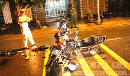 Tông vào xe máy, 3 nam thanh niên nhập viện